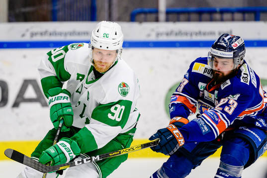 Rögles Ted Brithén jagas av Växjös Roman Horak