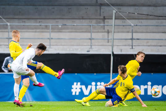Aaron Connolly of Ireland against Mattias Svanberg and Hugo