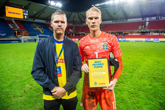 Goalkeeper Pontus Dahlberg of Sweden recieved the prize man