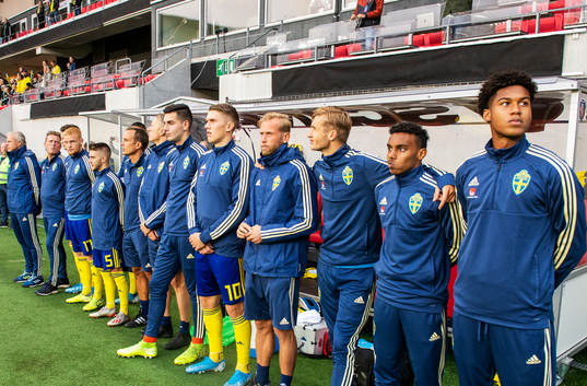 Roland Nilsson, head coach of Sweden and the substitutes
