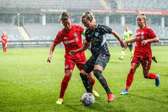 Julia Roddar of Göteborg against Melanie Leupolz  and