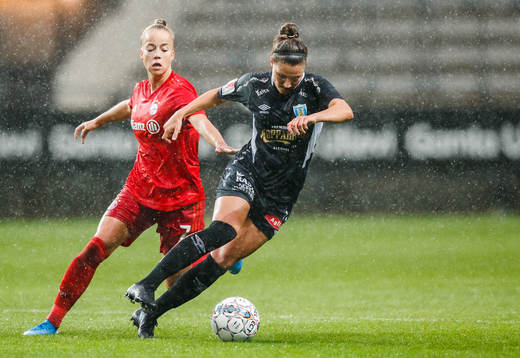 Giulia Gwinn of Bayern Munich and Natalia Kuikka of