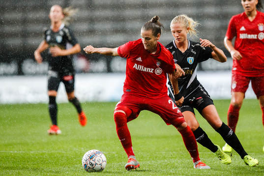 Simone Laudehr of Bayern Munich and Rebecka Blomqvist of