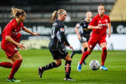 Giulia Gwinn of Bayern Munich and Hanna Andersson of