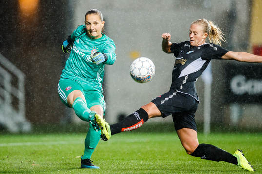 Goalkeeper Laura Benkarth of Bayern Munich and Rebecka