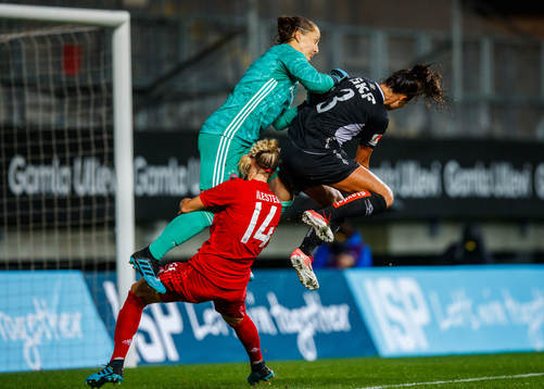 Amanda Ilestedt and goalkeeper Laura Benkarth of Bayern