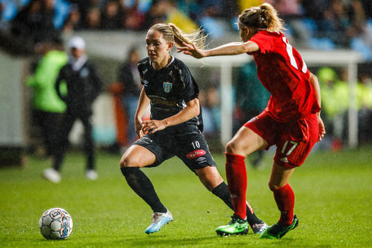 Elin Rubensson of Göteborg and Kathrin Hendrich of Bayern