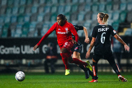 Lineth Beerensteyn of Bayern Munich and Julia Roddar of