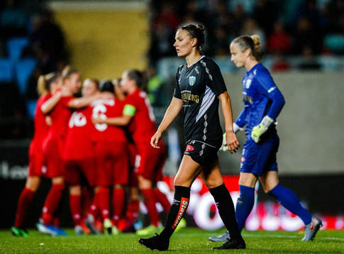 Natalia Kuikka and goalkeeper Loes Geurts of Göteborg look