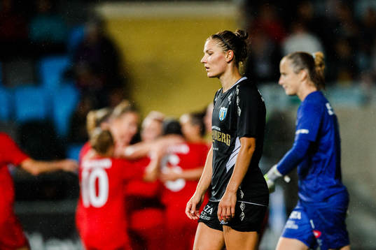 Natalia Kuikka and goalkeeper Loes Geurts of Göteborg look
