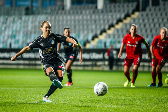 Elin Rubensson of Göteborg scores the 1-1 goal