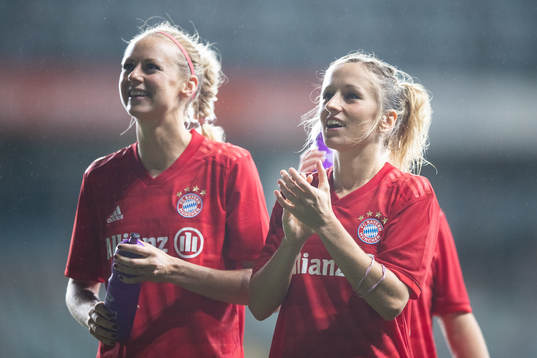 Amanda Ilestedt and Giulia Gwinn of Bayern Munich celebrates