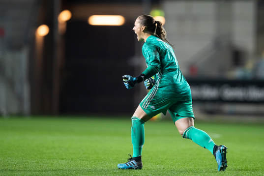 Goalkeeper Laura Benkarth of Bayern Munich celebrates
