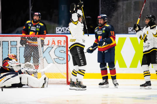 s Erica Uden Johansson jublar med Fanny Rask