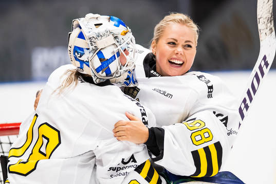 s målvakt Meeri Räisänen jublar med målvakt Sabina