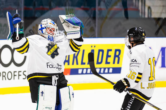 s målvakt Meeri Räisänen och Lisa Johansson jublar
