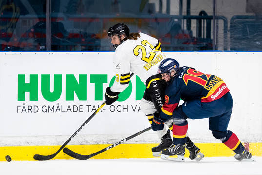 s Louise Nordberg Tenglin i kamp om pucken medDjurgårdens