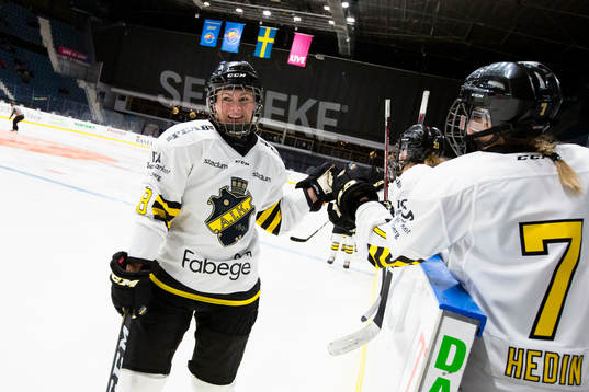 s Erica Uden Johansson firar 0-2 målet med lagkamrater