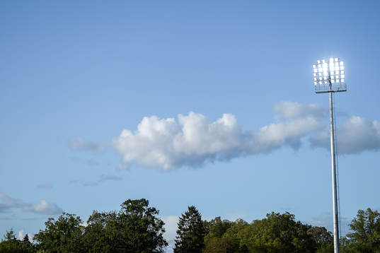 En generell bild på en strålkastare, träd och himmel