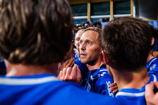 Sirius Christer Gustafsson jublar med lagkamrater