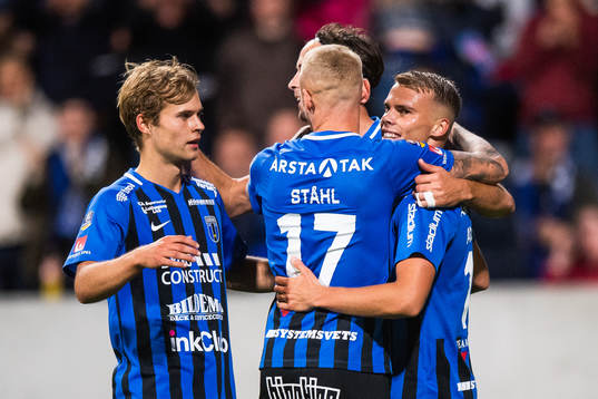 Sirius Elias Andersson jublar med lagkamrater