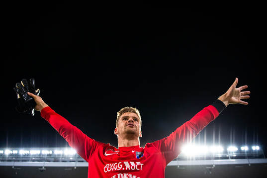 Sirius målvakt Lukas Jonsson jublar