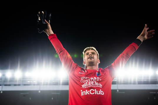 Sirius målvakt Lukas Jonsson jublar