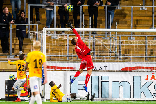 Sirius målvakt Lukas Jonsson med en räddning