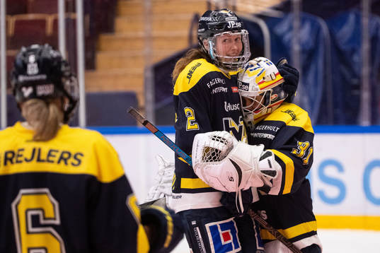 s Rosa Lindstedt jublar med målvakt Alba Gonzalo