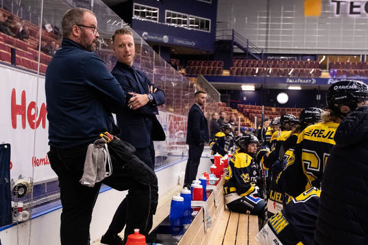 s materialförvaltare Per Håkansson och assisterande