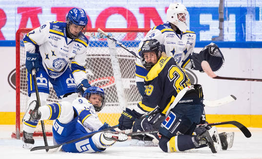 s Jenny Antonsson framför Leksands målvakt Jule Flötgen