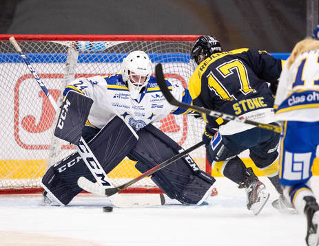 s Danielle Stone framför Leksands målvakt Jule Flötgen