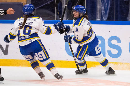 Leksands Kajsa Armborg jublar med Hanna Sköld som gjort