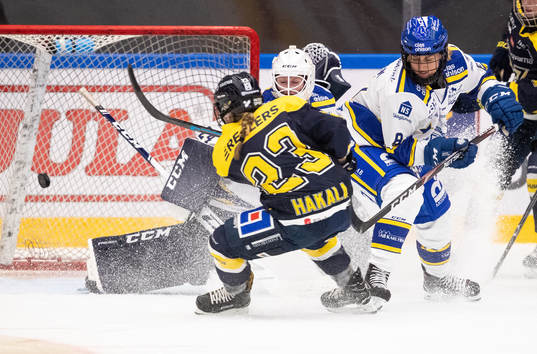 s Sanni Hakala gör 0-2 bakom Leksands målvakt Jule
