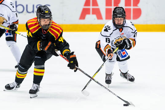 Brynäs Emma Murén och Göteborgs Ellie Punnett i kamp om