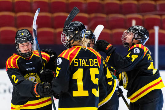 Brynäs Maja Nylén-Persson (till vänster) jublar med