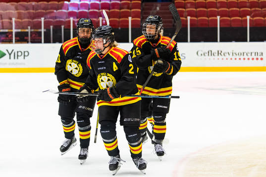 Brynäs Maja Nylén-Persson (till vänster) jublar med