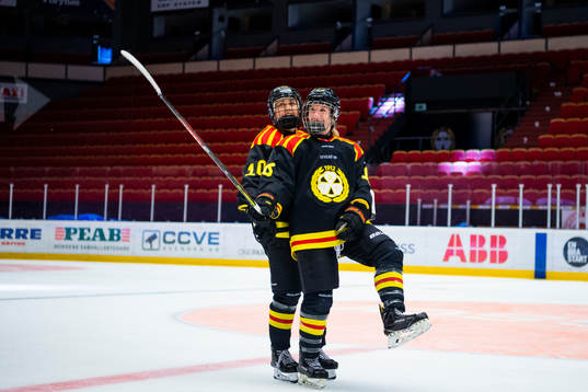 Brynäs Denisa Krizova och Katerina Mrazova jublar