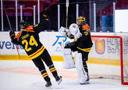 Brynäs målvakt Ellen Jonsson och Erika Grahm jublar