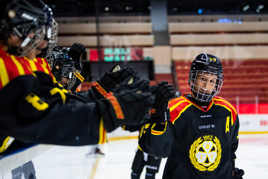 Brynäs Lara Stalder jublar med lagkamrater