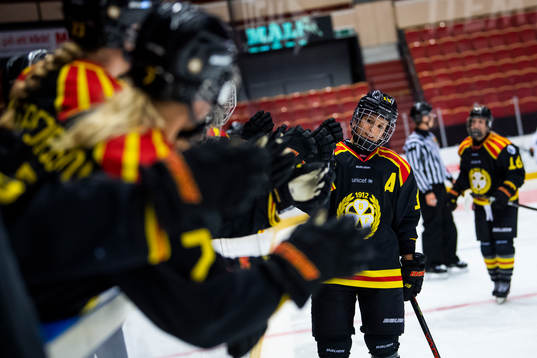 Brynäs Lara Stalder jublar med lagkamrater