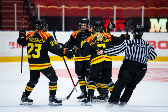 Brynäs Lara Stalder jublar med lagkamrater