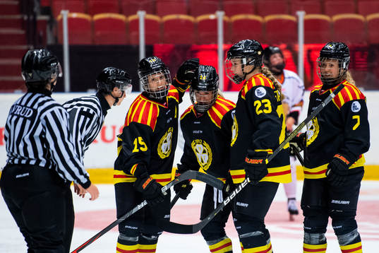 Brynäs Lara Stalder jublar med lagkamrater