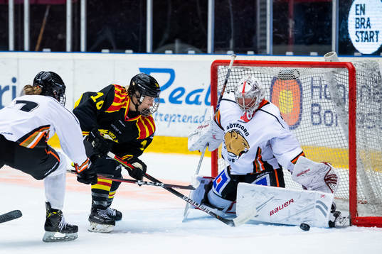 Brynäs Katerina Mrazova framför Göteborgs målvakt