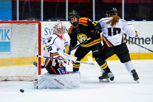 Brynäs Michela Cava och Göteborgs målvakt Nicole Jackson