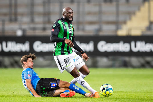 Halmstads Dusan Djuric tacklar GAIS Boris Lumbana