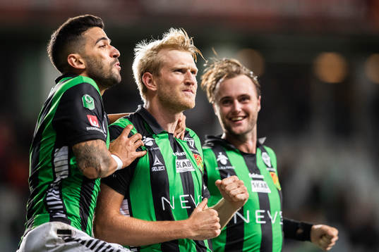 GAIS Carl Elfgren Nyström (mitten) jublar med lagkamrater