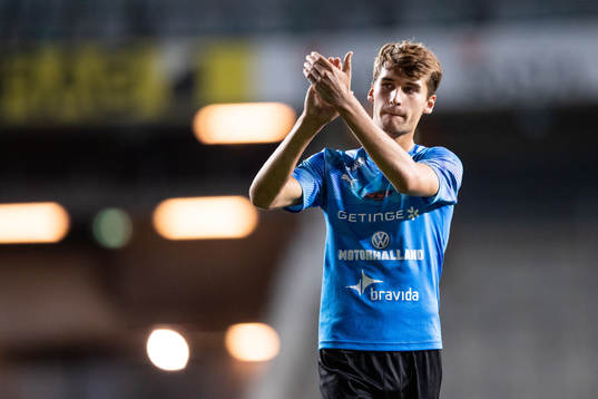 Halmstads Rasmus Wiedesheim-Paul tackar publiken
