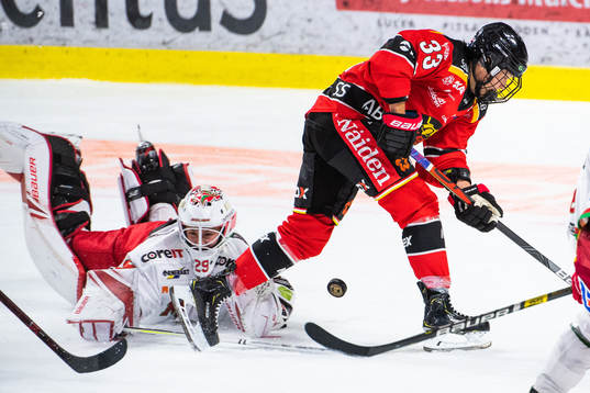 Modos målvakt Klara Peslarova och Luleås Michelle Karvinen