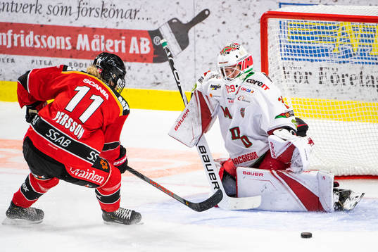 Luleås Josefine Hoegh Persson och Modos målvakt Klara